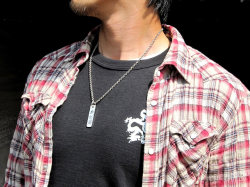 守護梵字千社札ペンダント　モデルカット