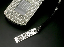 三つ巴千社札ペンダント　携帯ストラップバージョン