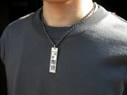 大判千社札ペンダント　モデルカット