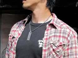 和風柄入り大判千社札ペンダント　モデルカット